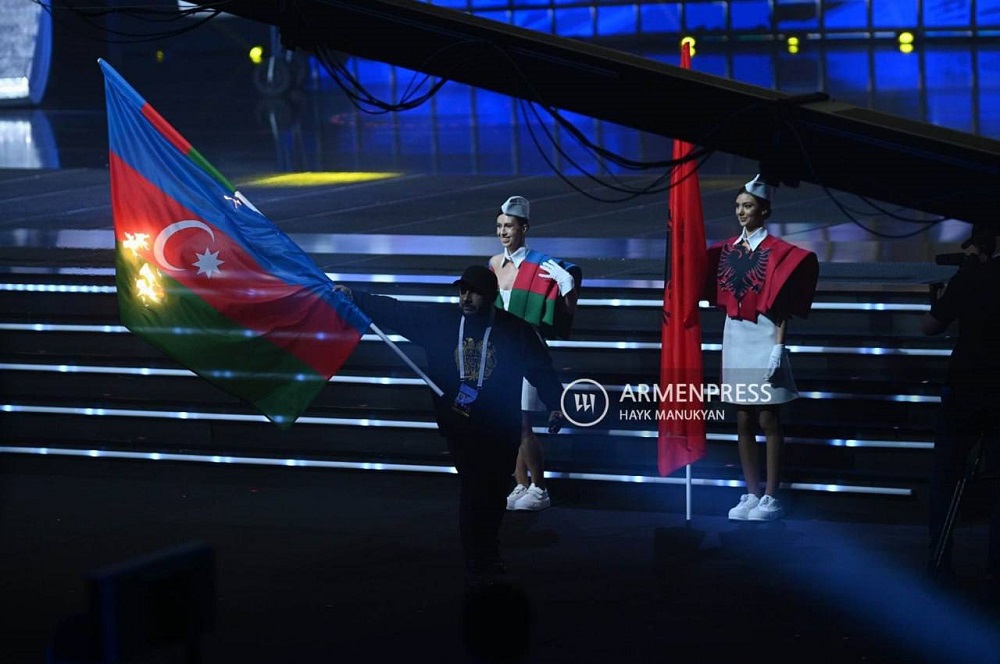 В Ереване сожгли флаг Азербайджана