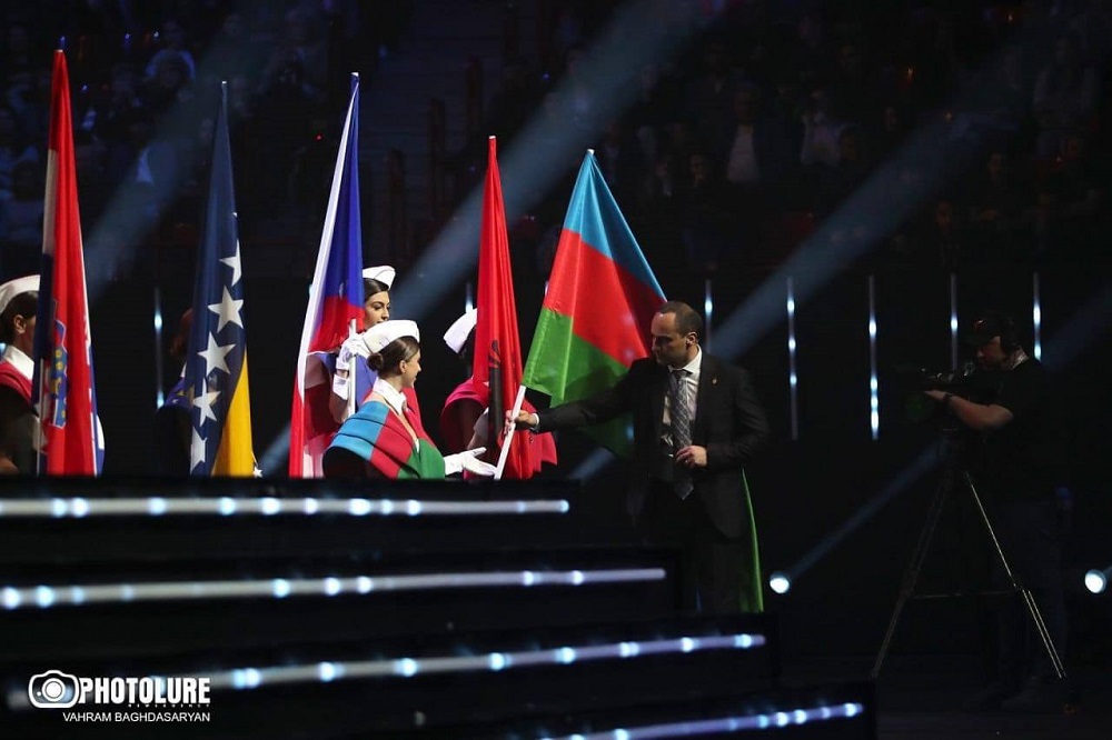 Այրվելուց որոշ ժամանակ անց բեմում փոխարինվել է Ադրբեջանի դրոշը