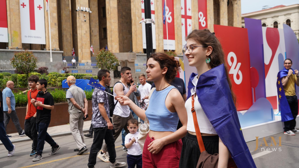 "Citizens choose Europe" - a procession with EU flags on Independence Day in Georgia on May 26, 2023. Photo by JAMnews / David Pipia