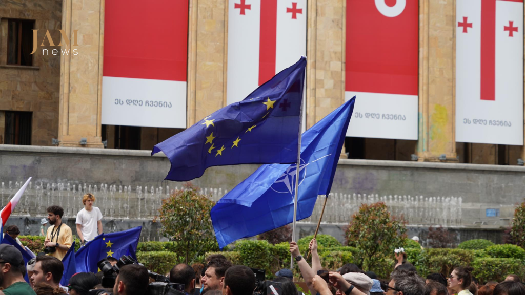 "Citizens choose Europe" - a procession with EU flags on Independence Day in Georgia on May 26, 2023. Photo by JAMnews / David Pipia