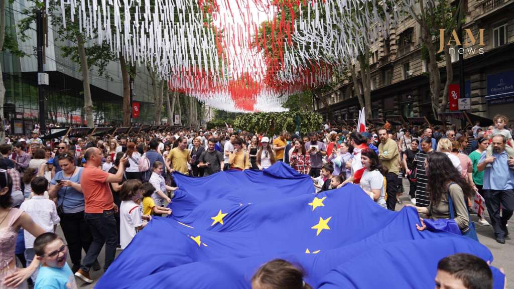 "Граждане выбирают Европу" - шествия с флагами ЕС в День независимости в Грузии 26 мая 2023. Фото JAMnews/Давид Пипиа