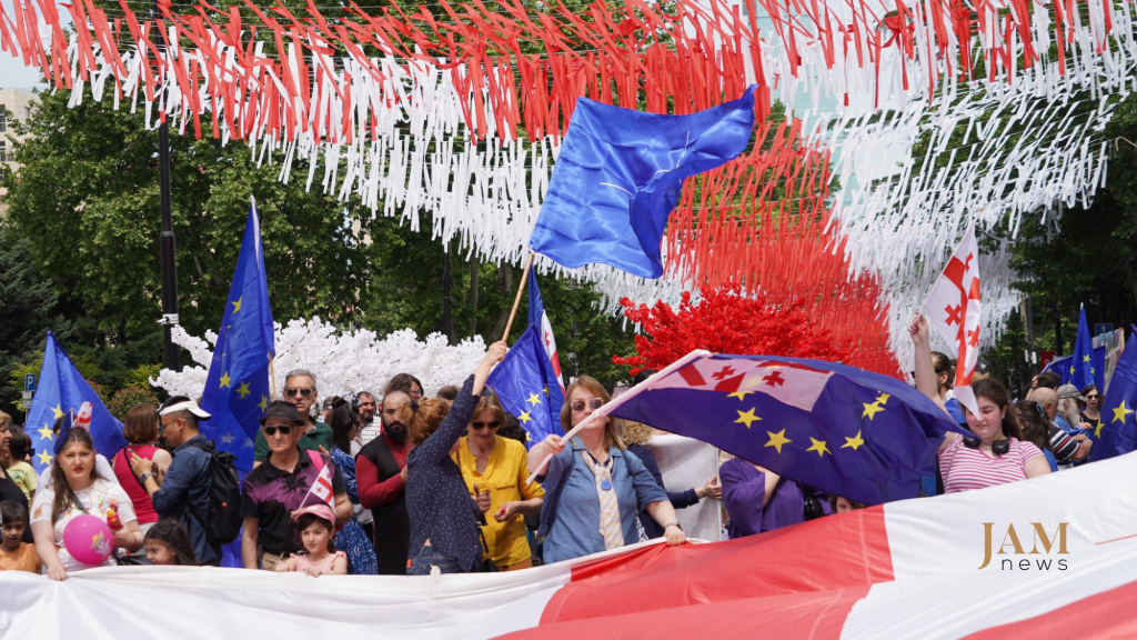 "Граждане выбирают Европу" - шествия с флагами ЕС в День независимости в Грузии 26 мая 2023. Фото JAMnews/Давид Пипиа