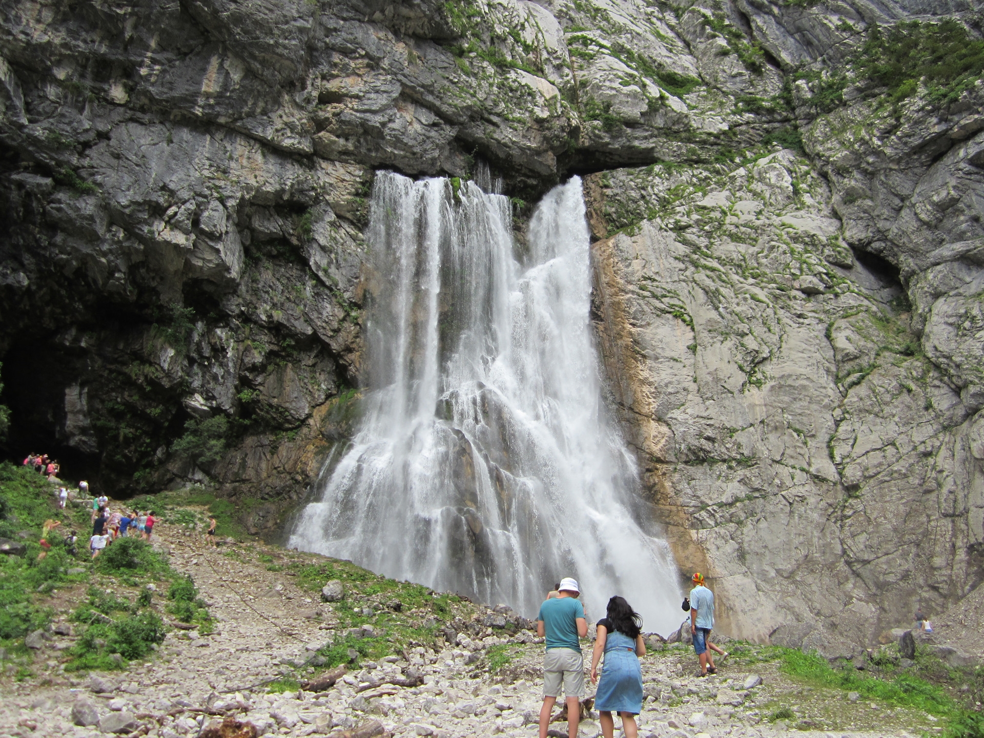 Гекский водопад_Река в Абхазии унесла сына туристов