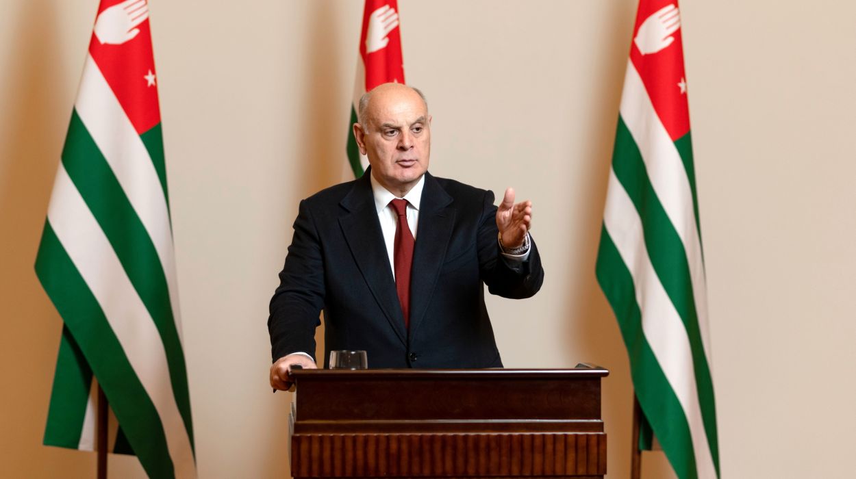Бжания "приказал" принять закон об апартаментах в Абхазии