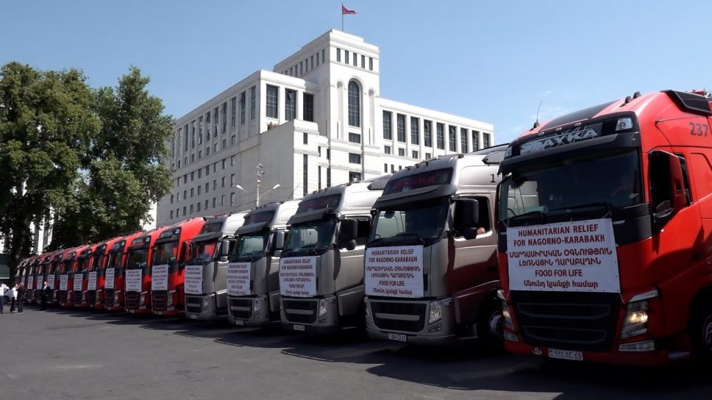 Доставка гуманитарного груза из Армении в НК. Грузовые автомобили у здания армянского МИДа