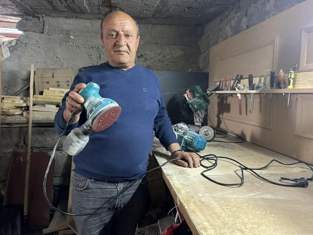 Хачатур Суварян в своей мастерской/ Фото JAMnews