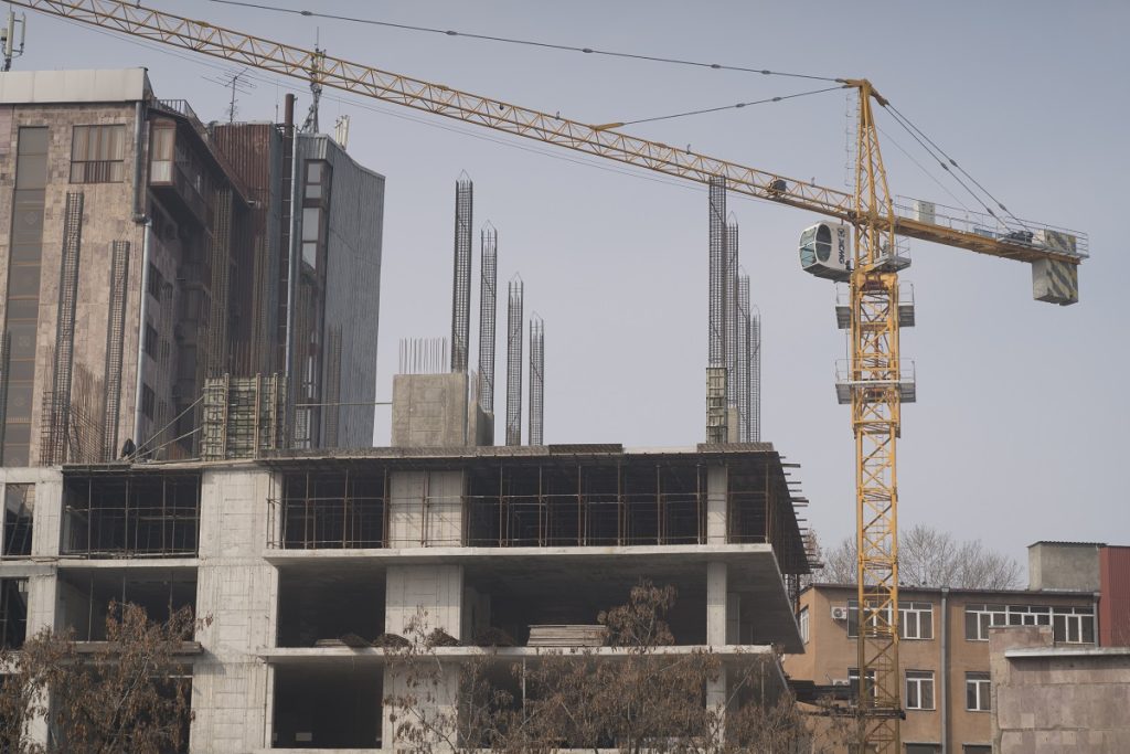 Նոր շենքեր են կառուցվում Երեւանի բոլոր թաղամասերում։ Լուսանկարը՝ JAMnews-ի