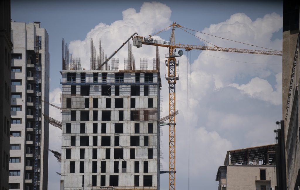 Երեւանում մեծ թվով բնակելի շենքեր են կառուցվում։ Լուսանկարը` JAMnews-ի