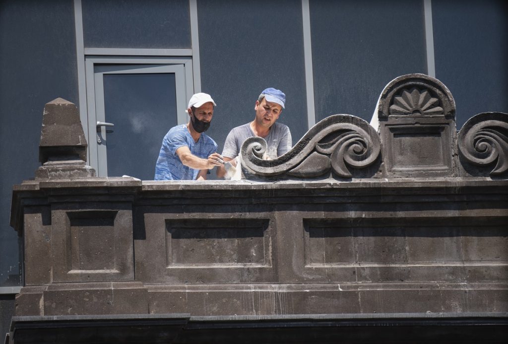 Workers are working on the ornament of the building. Photo JAMnews