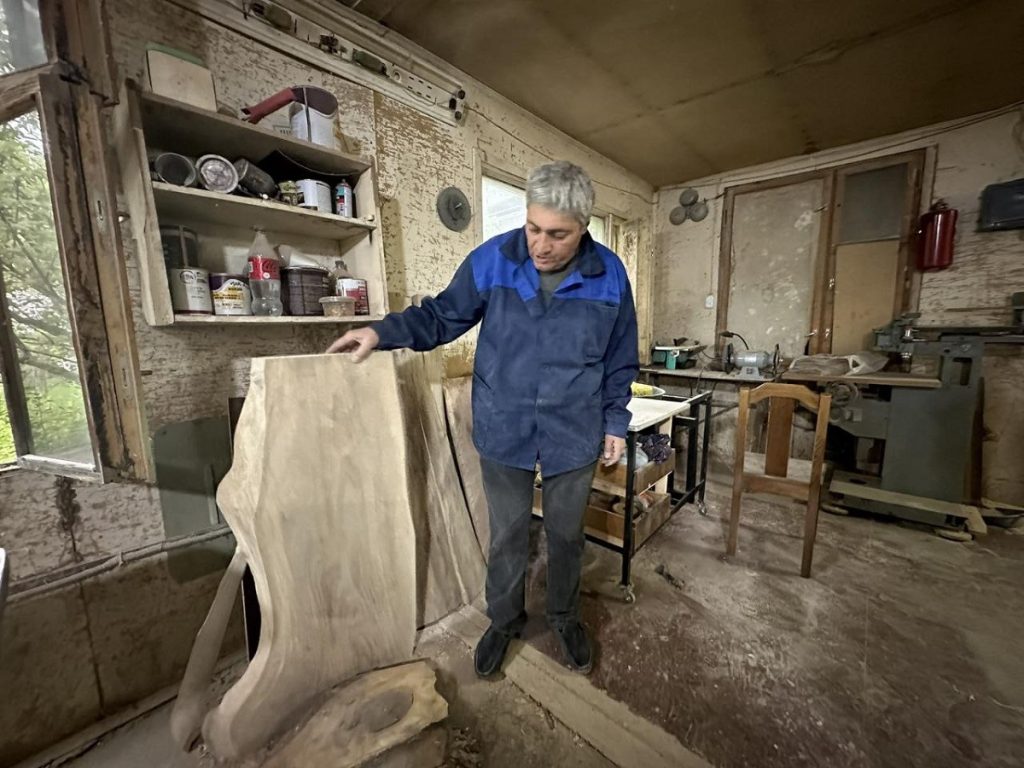 Норайр Погосян в своей мастерской. Фото JAMnews