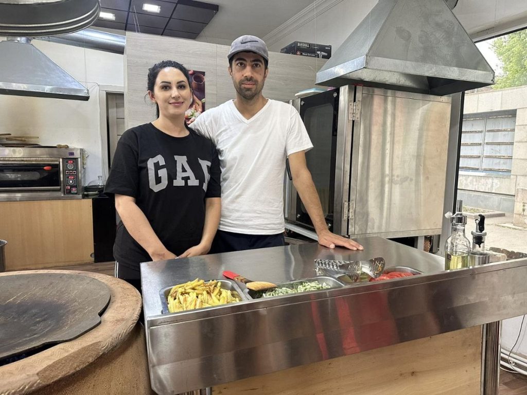 Собственный бизнес для трудовых мигрантов. Саргис Асисян с женой. Фото JAMnews
