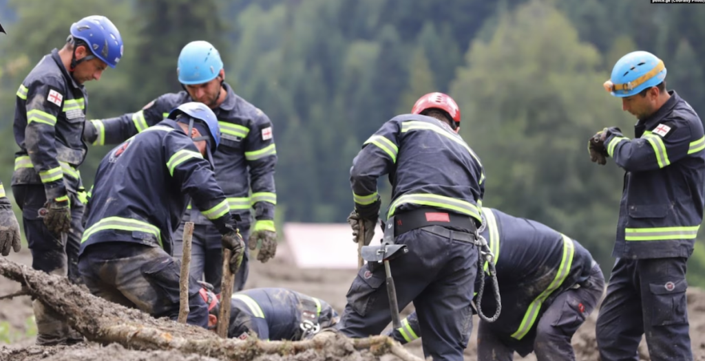 Rescuers are trying to reach the littered holiday village. Opposition accuses government of being unprepared for rescue work