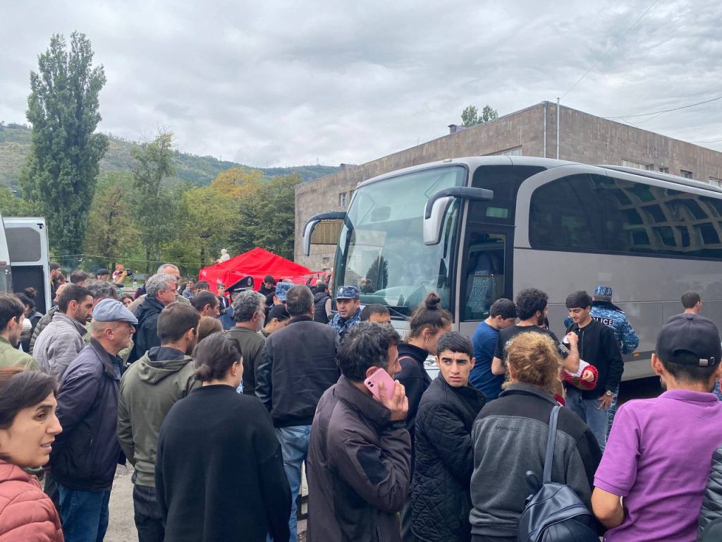 Карабахцы, прибывшие в Армению, в город Горис, ожидают своей очереди в гуманитарный центр, где их регистрируют, выясняют в чем они нуждаются/ Фото JAMnews