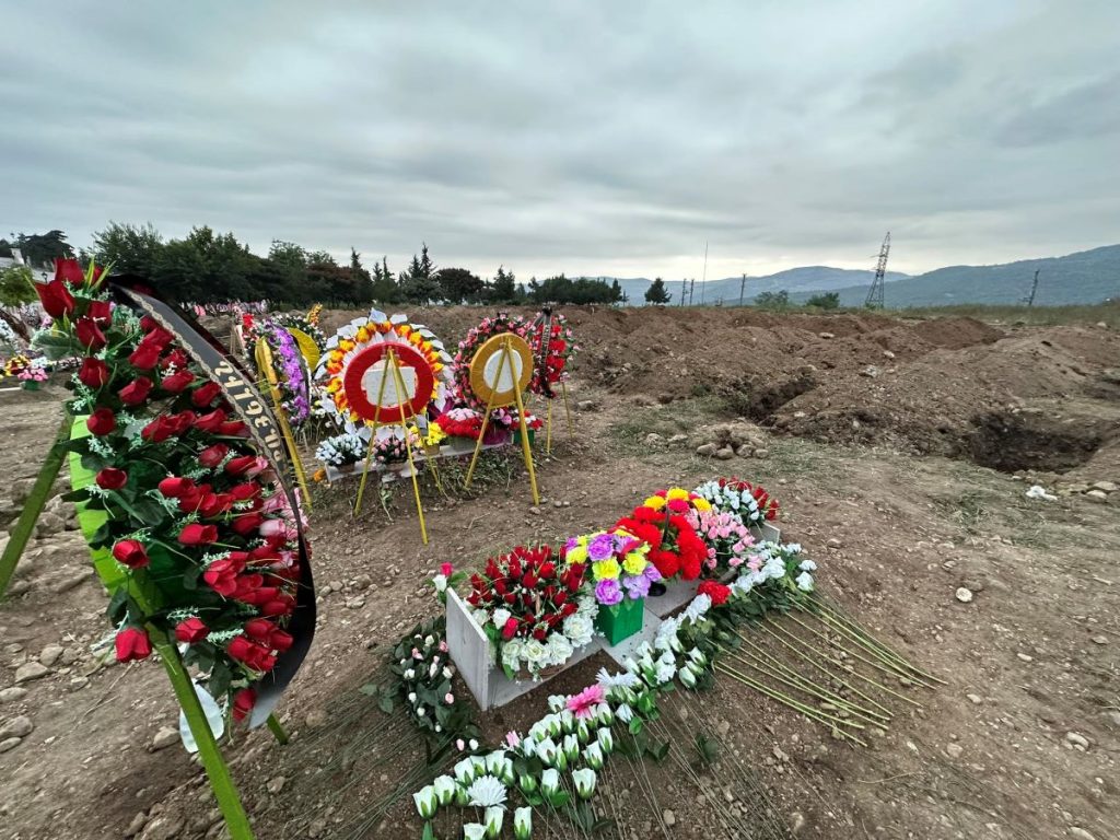 Свежие могилы на кладбище в Степанакерте после сентябрьских военных действий. Фото: Марут Ванян