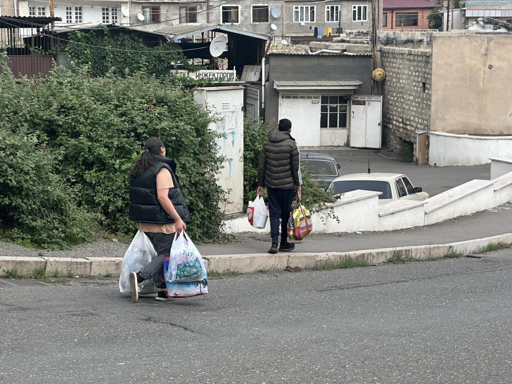 Тех жителей НК, у которых не было возможности выехать на своем автомобиле, везли друзья и родственники. Мэрия Еревана также направила сюда автобусы для того, чтобы вывезти всех желающих. Фото: Марут Ванян