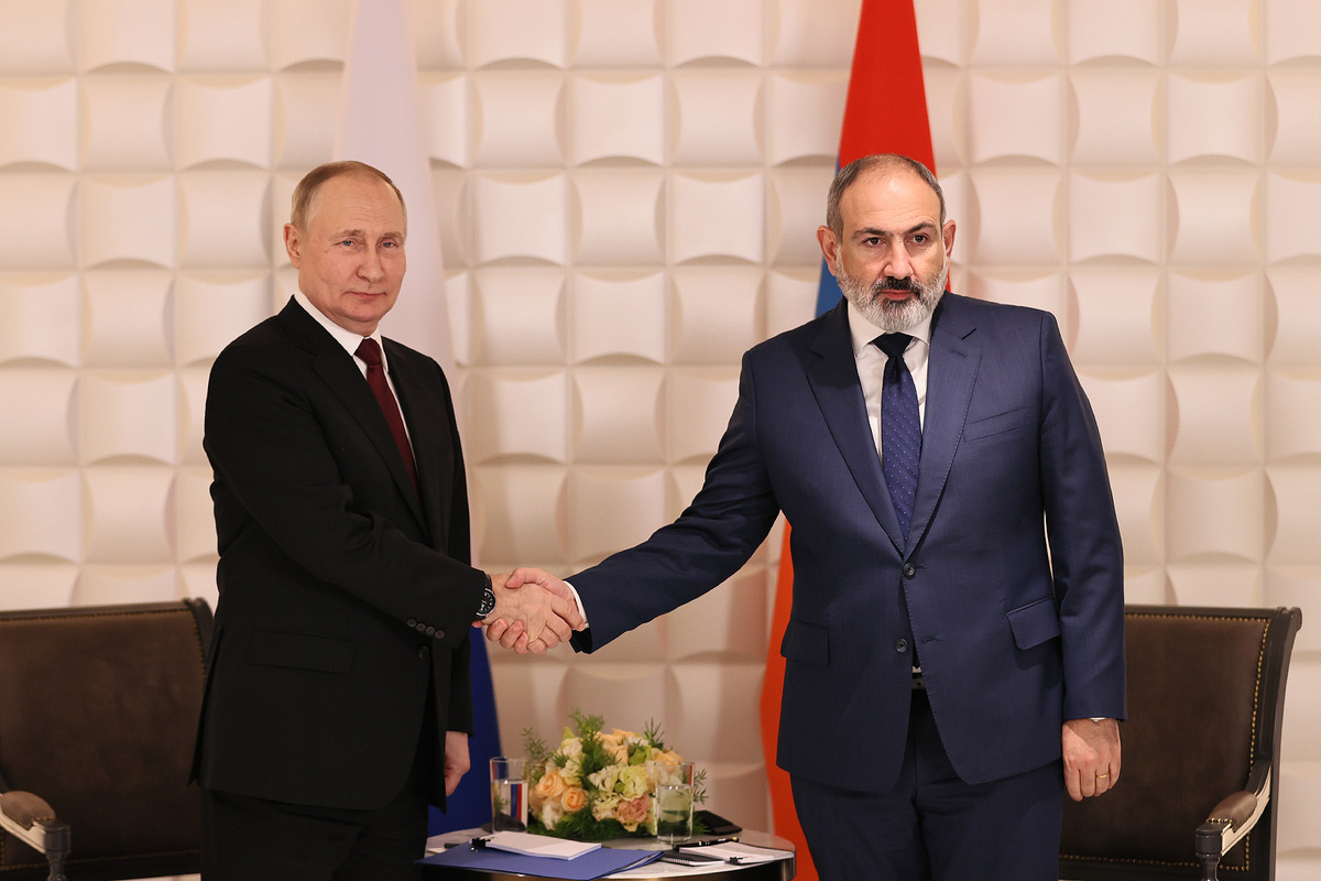 Меняет ли Армения курс с России на Запад