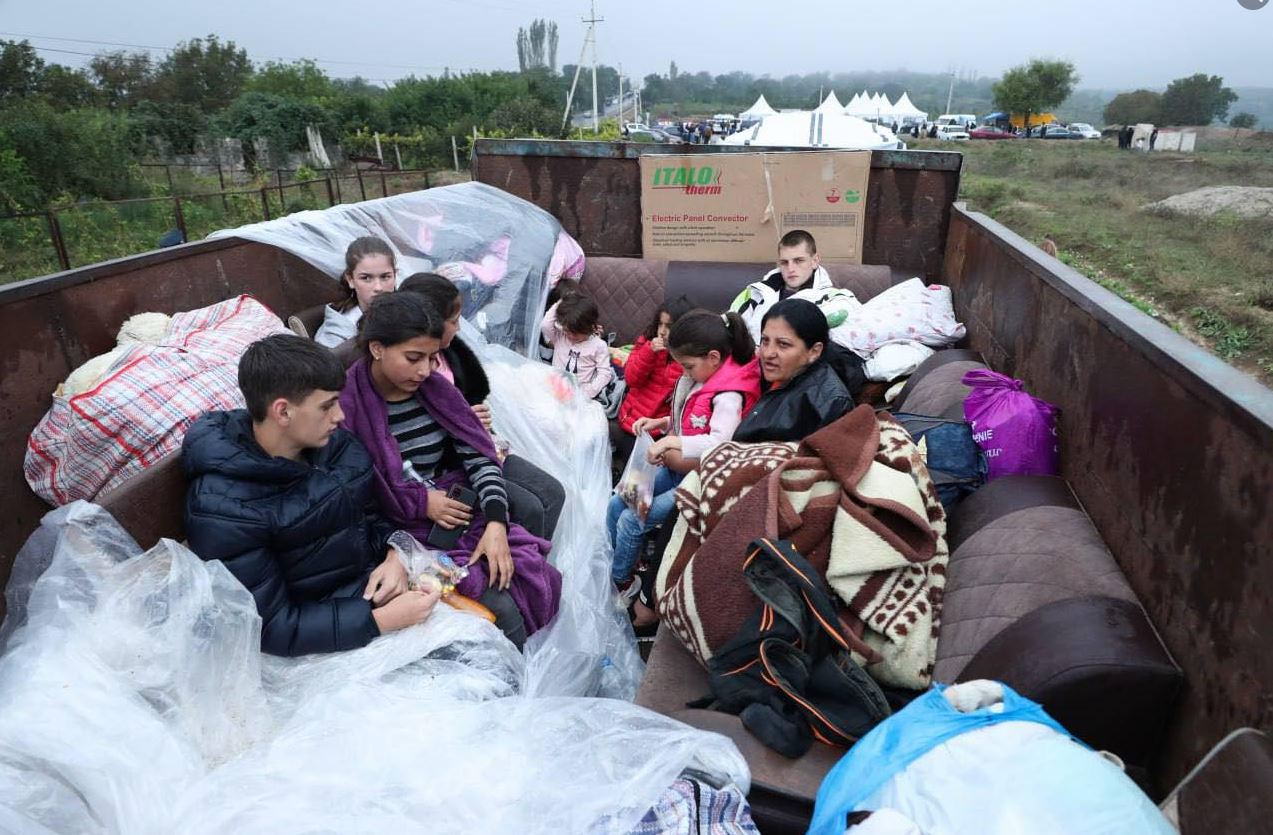 Помощь правительства Армении переселенцам из Нагорного Карабаха