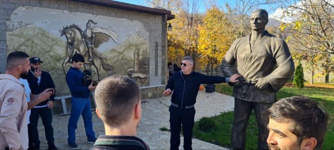 Статуя Владимира Путина в селе Цорбис