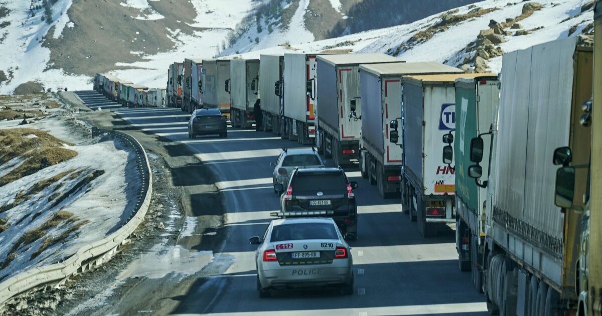 Армянские грузовики простаивают на КПП Верхний Ларс