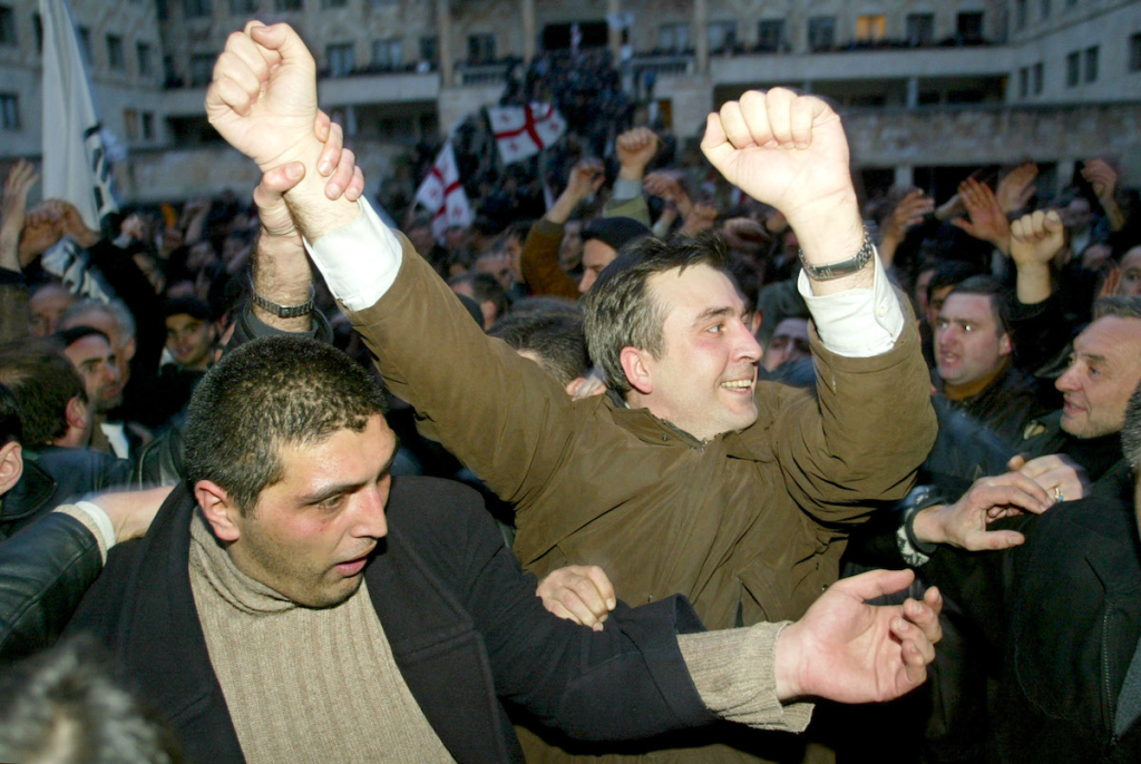Միխեիլ Սաակաշվիլին իր կողմնակիցների հետ խորհրդարանի շենքի բակում, 22 նոյեմբերի, 2003թ. REUTERS/Գլեբ Գարանիչ