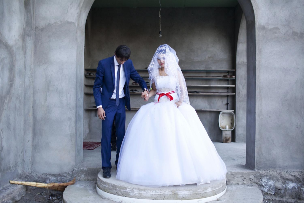 Սա վրացի լուսանկարիչ Դարո Սուլակաուրիի լուսանկարն է, նա մի քանի տարի առաջ ֆոտոպատմություն է արել Վրաստանում վաղ ամուսնությունների մասին։ Լուսանկարել է երիտասարդ հարսնացուներին և նրանց ընտանիքներին, ովքեր թույլ են տվել իրենց երեխաներին անչափահաս ամուսնանալ: Լուսանկարը՝ Դարո Սուլակաուրի