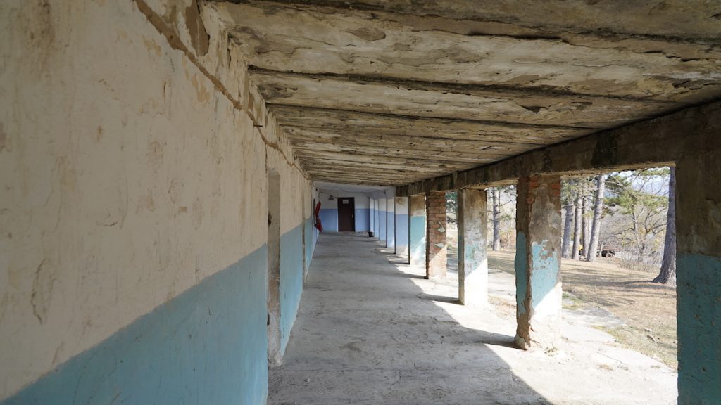 Здание действующей начальной школы в селе Мамишло. Фото: Давид Пипия/JAMnews.  