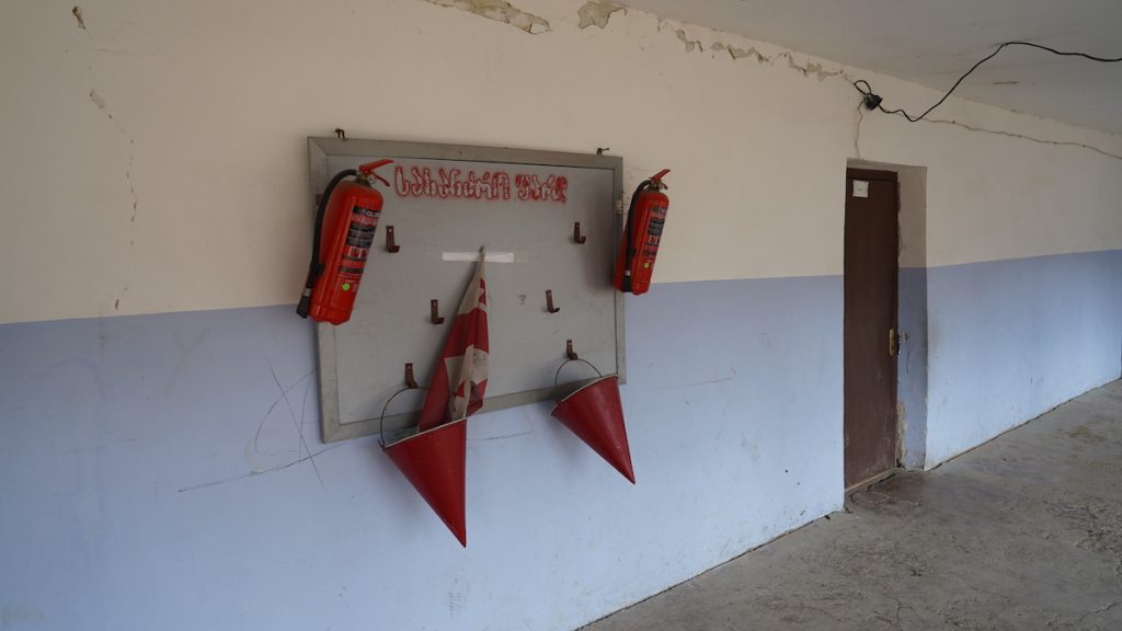 Противопожарное оборудование обязательно во всех школьных зданиях в Грузии. Там же весит грузинский флаг. Фото: Давид Пипия/JAMnews