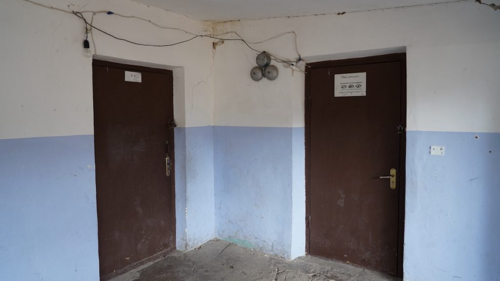 Սրանք այն երկու սենյակներն են, որտեղ դասեր են անցկացվում Մամիշլո գյուղի կիսաքանդ դպրոցում։ Լուսանկարը՝ Դավիթ Պիպիայի/JAMnews
