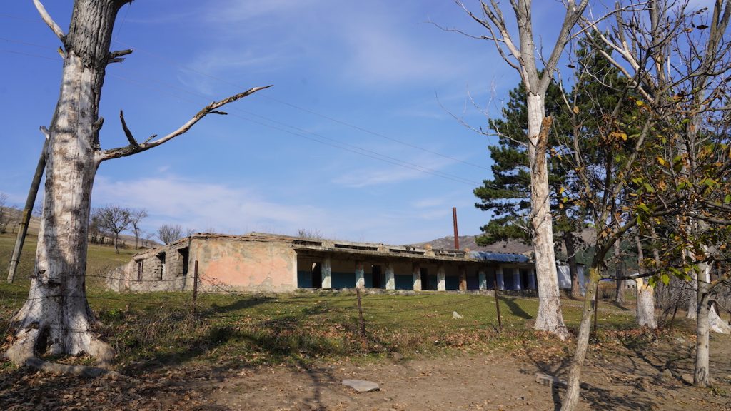 Здание действующей начальной школы в селе Мамишло. Фото: Давид Пипия/JAMnews