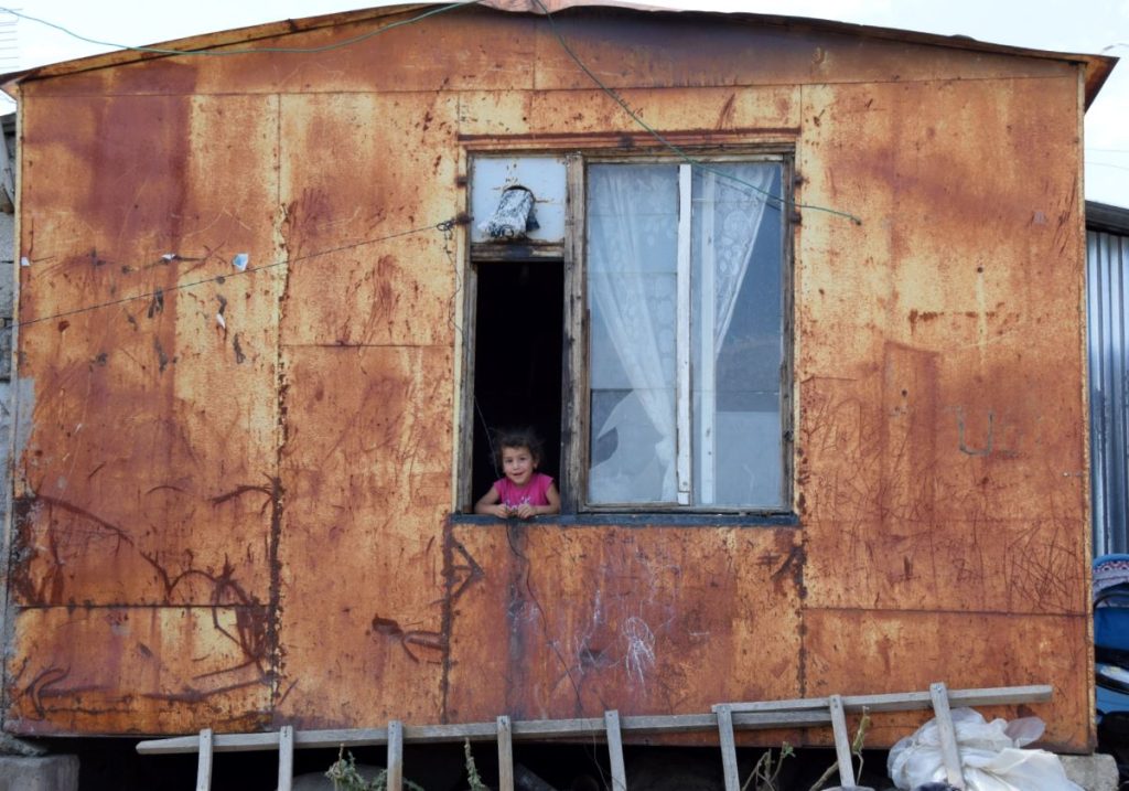 Արցախից տեղահանվածների բնակապահովման խնդիրները։ Բադալյանների տնակը Ներքին Խնձորեսկում։ Լուսանկարը՝ JAMnews-ի