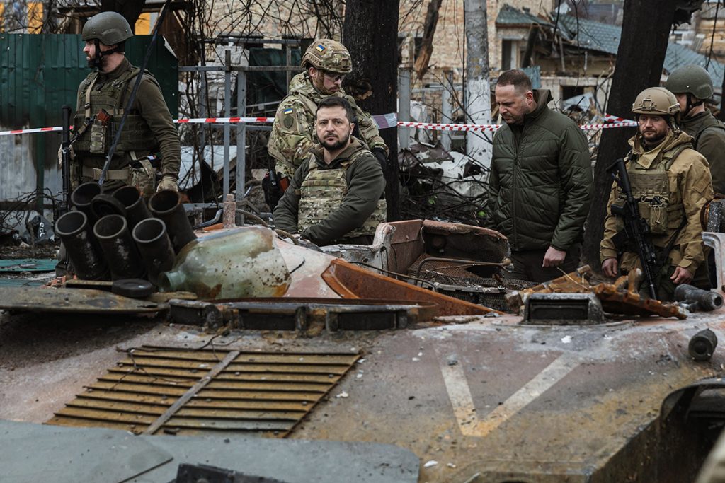 Зеленский проходит мимо уничтоженной российской военной машины во время посещения Бучи, 40-й день войны России против Украины, 4 апреля 2022 года. Фото: REUTERS/Marko Djurica