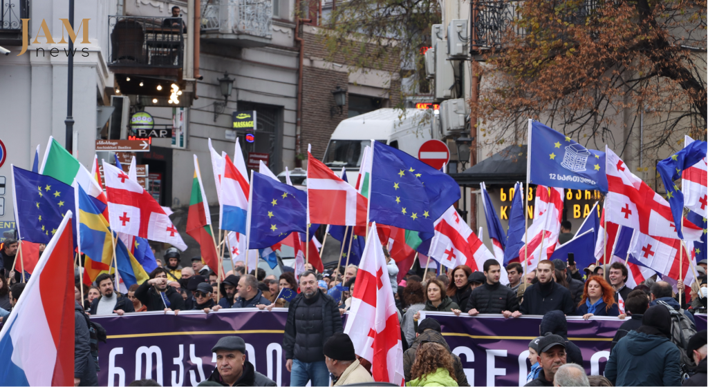 «Европейский марш» в Тбилиси и флаг ЕС в десятки метров. Фото JAMnews/Севги Исмаилбейли
