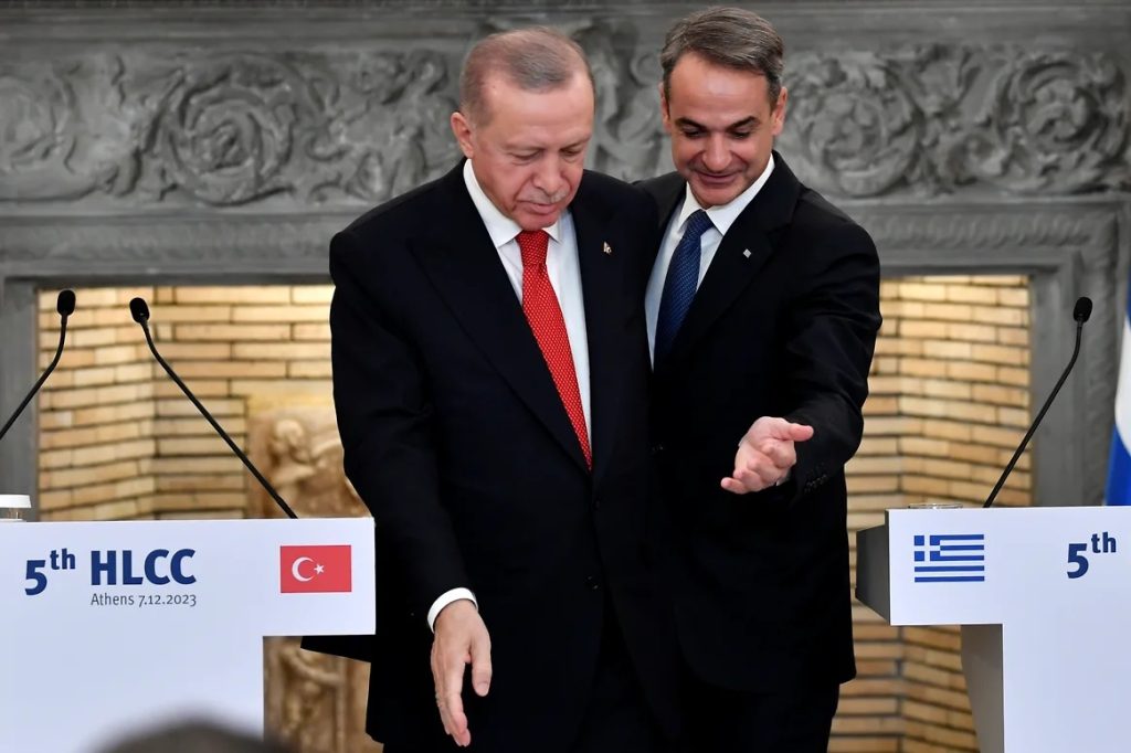 თურქეთის პრეზიდენტი რეჯეფ თაიფ ერდოღანი და საბერძნეთის პრემიერ მინისტრი კირიაკოს მიცოტაკისი. ფოტო: მაიკლ ვარაკლასი/AP
