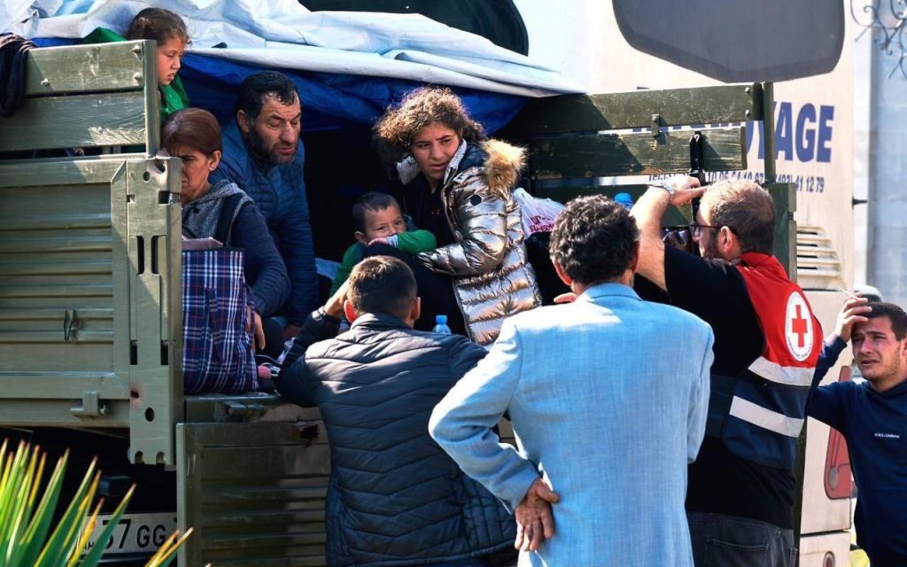 Помощь переселенцам из НК с историями людей. В пункте приема карабахских армян в Горисе. Сентябрь 2023г. Фото JAMnews