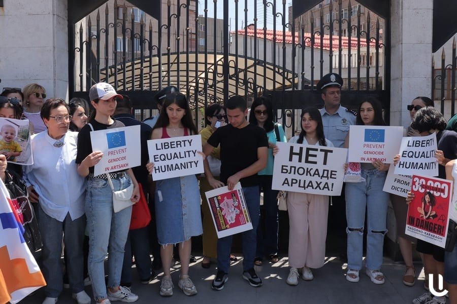 Акция с лозунгом «Откройте дорогу жизни или закройте свой офис» у здания представительства ООН в Ереване