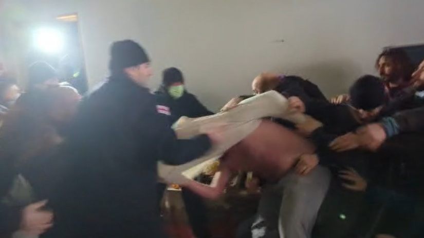 В Тбилиси баррикады и драка с полицией, 20 активистов арестованы при выселении семьи за невыплату кредита