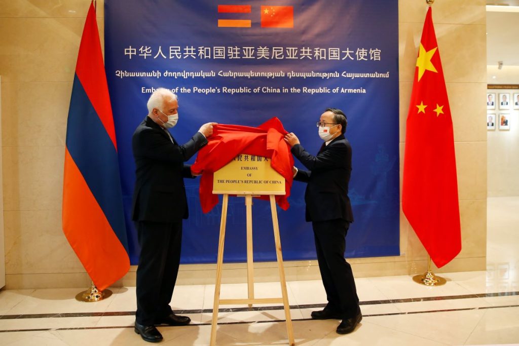 President of Armenia Vaagn Khachatryan at the Chinese embassy on the occasion of the 30th anniversary of the establishment of diplomatic relations. Together with Ambassador Fan Yun, they unveil the embassy's sign