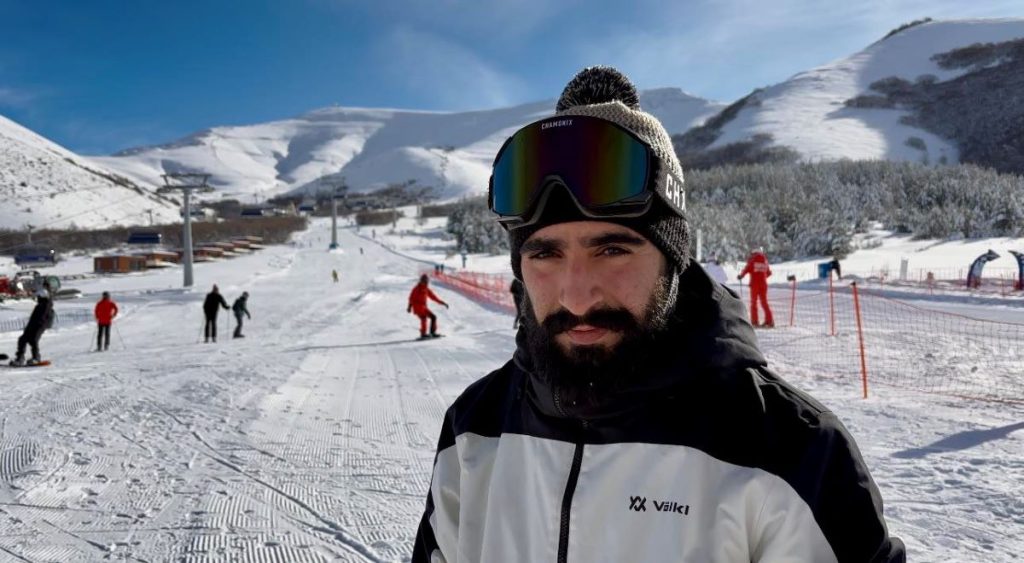 Артур у лыжной трассы. Увлечение экстремальными видами спорта. Видео из Еревана
