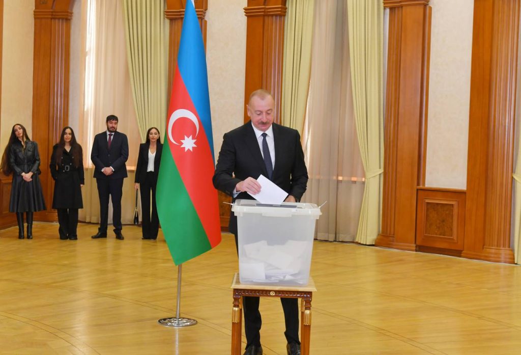 Алиев с семьей проголосовал в Ханкенди