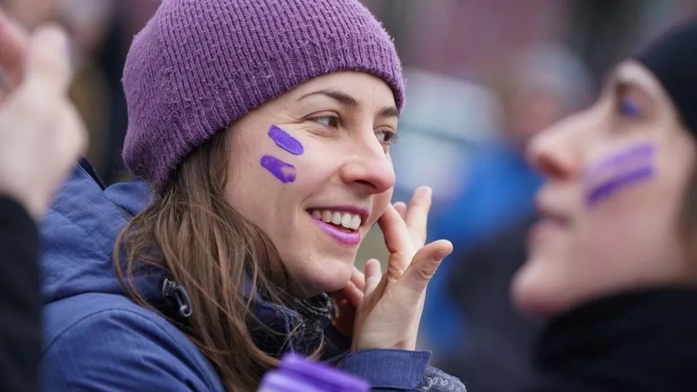 Почему в Международный женский день носят фиолетовый цвет?