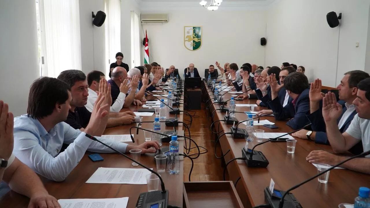 парламент Абхазии ограничил полномочия президента
