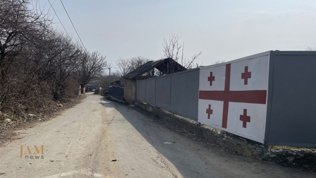 
The road in Koda village. From the fields of this village, you can see the barbed wire and warning signs. March 2024. Photo by Nino Narimanishvili/JAMnews