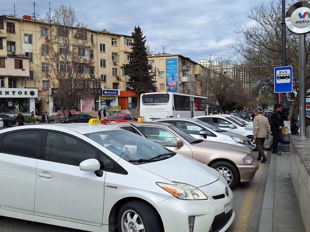 From July 1, 2024, cars older than 15 years will not be allowed to work as taxis in Azerbaijan. Photo: Fatima Movlamly/JAMnews "Why leave people without jobs?" - Azerbaijani taxi drivers unhappy with new regulations