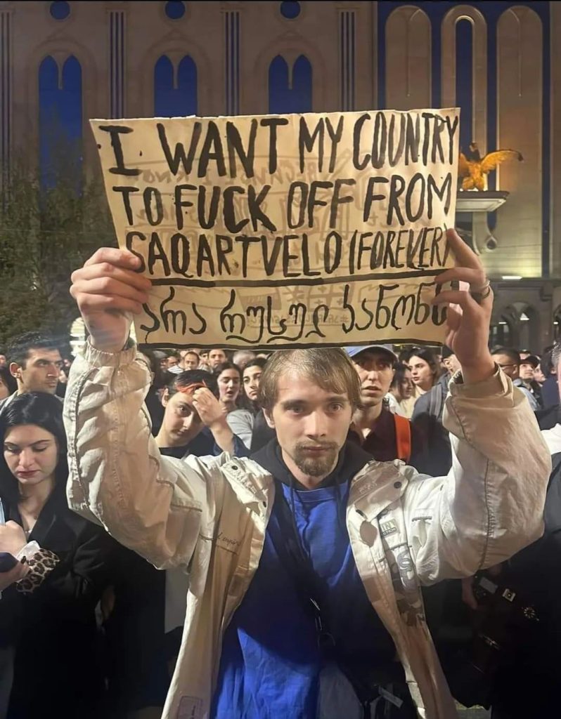 Гражданин России на митинге в Тбилиси с транспарантом: "Я хочу, чтобы моя страна убралась из Грузии (навсегда)"
