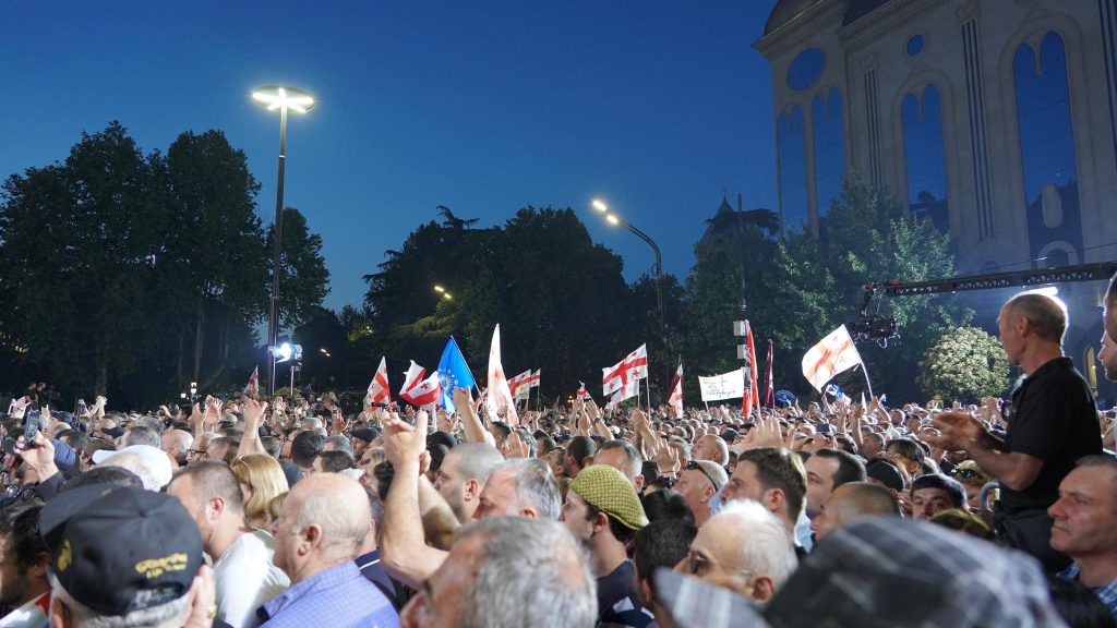 Без флагов ЕС и плакатов. Что происходило на акции правящей партии в Тбилиси - репортаж, фото, видео