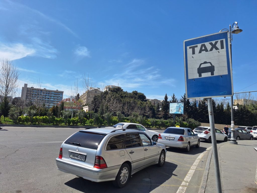 According to experts, a sharp reduction in the number of taxis will lead to an increase in service prices and unemployment. Photo: Fatima Movlamli/JAMnews "Why leave people without jobs?" - Azerbaijani taxi drivers unhappy with new regulations