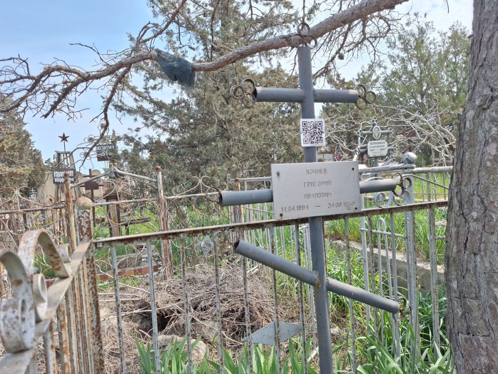 Grigory Kochnev Senior's grave. Photo by Fatima Movlamly / JAMnews Graves with QR Codes in Azerbaijan