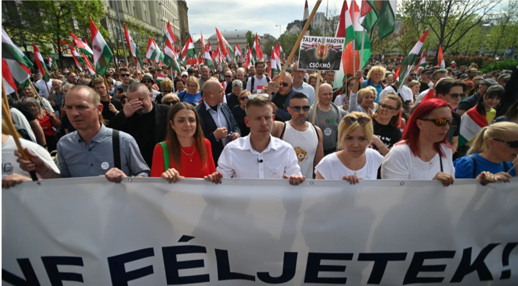 Венгерский адвокат Петер Мадьяр (в центре) возглавляет шествие к зданию парламента во время антиправительственной демонстрации в Будапеште, Венгрия, 6 апреля 2024 года. Фото: Zoltan Balogh / EPA-EFE