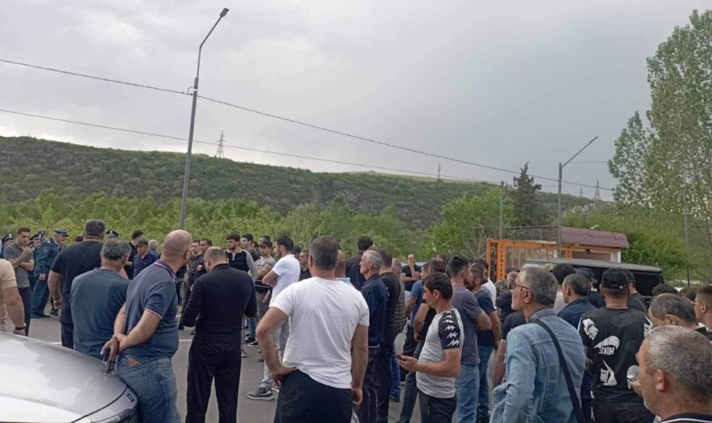 Residents of Tavush blocking the road. Photo by Armeniatoday Demarcation between Armenia and Azerbaijan