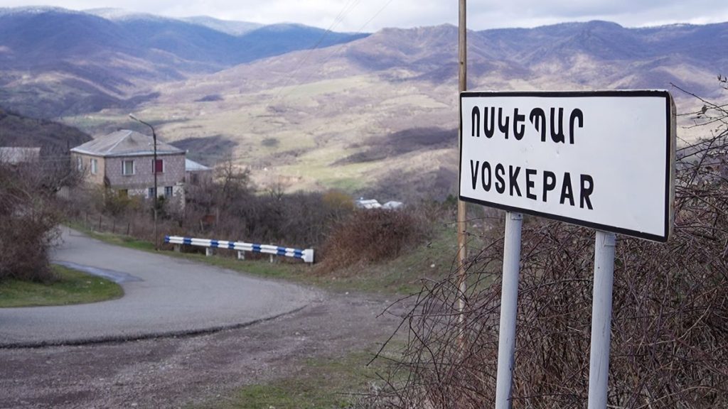 Демаркация границы с Азербайджаном началась с Тавуша. Въезд в деревню Воскепар. Фото JAMnews. Апрель, 2024г.